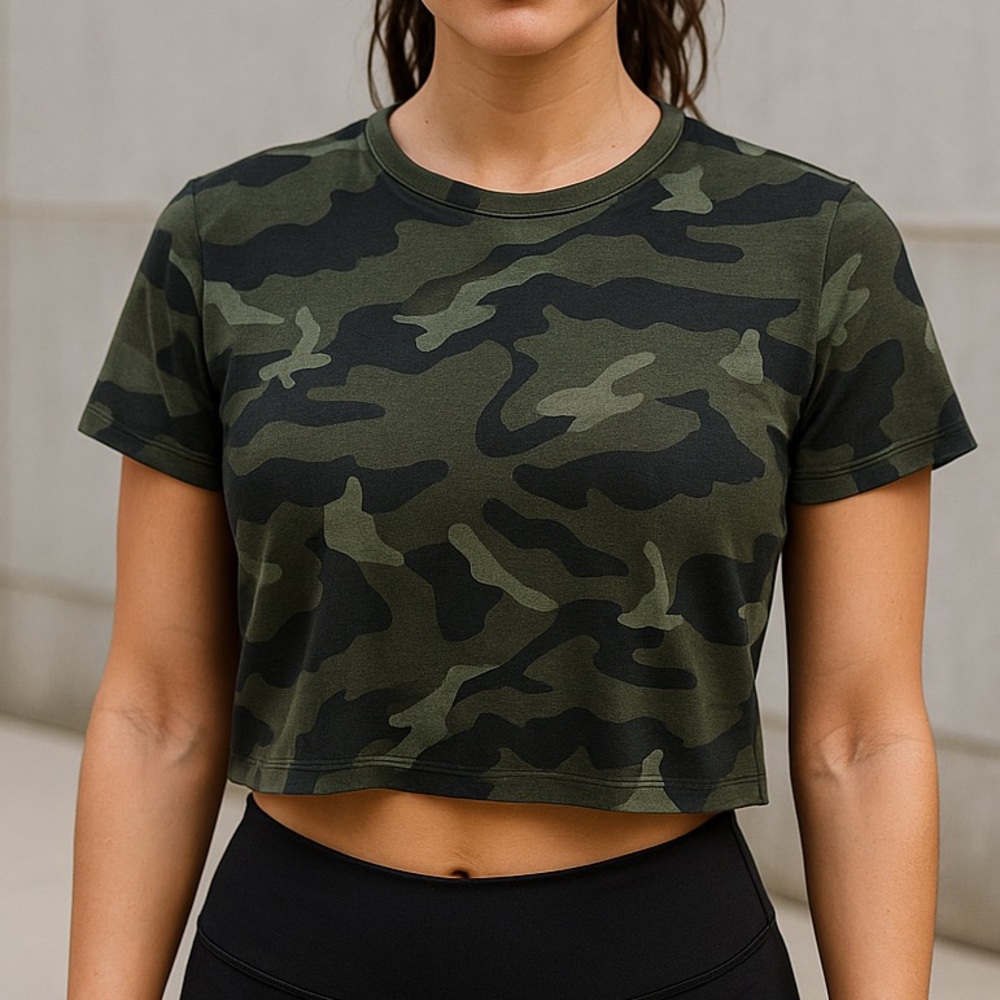 Old Navy Women’s Active GO-DRY Camo Cropped Performance Tee‎ - Medium